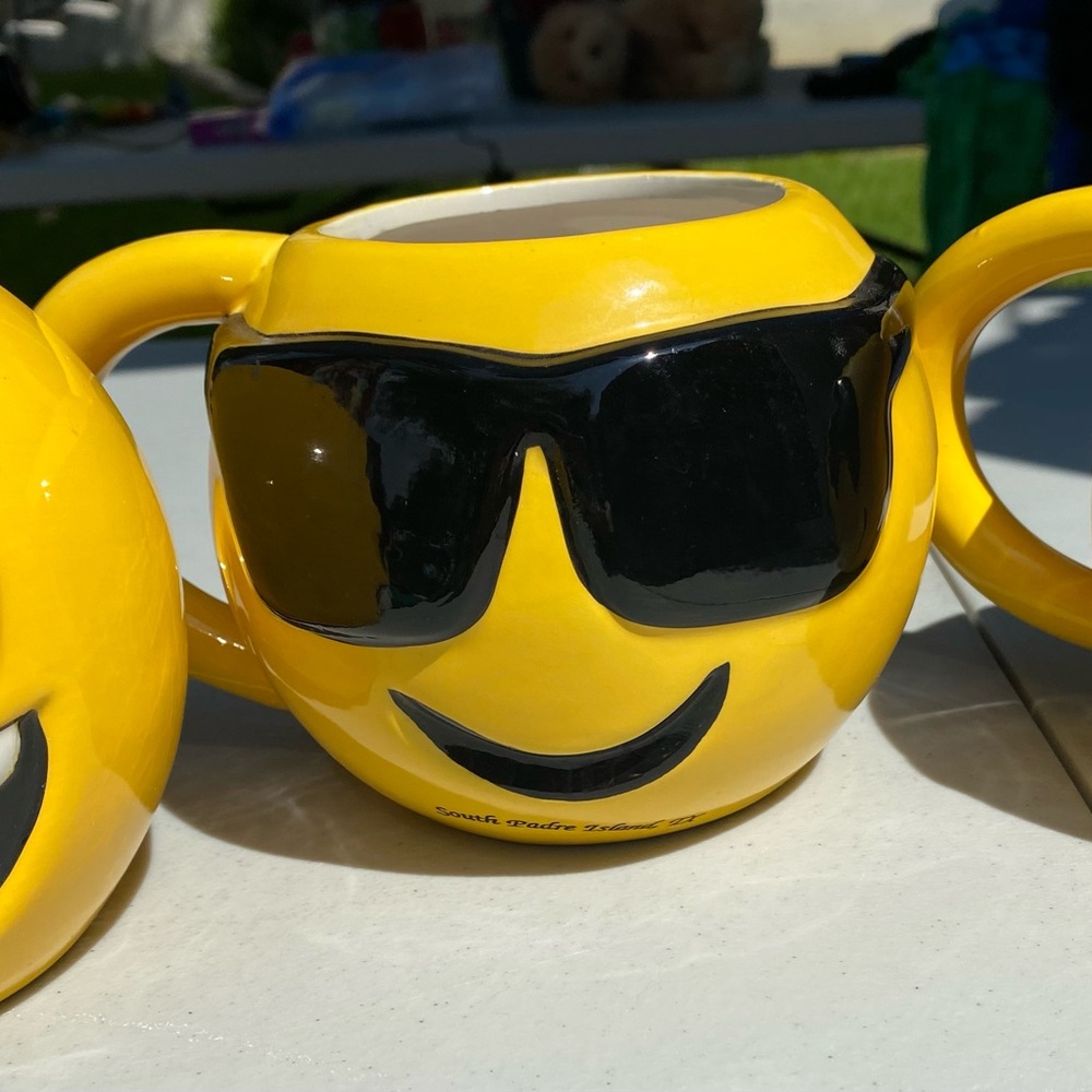 SMILEY MUGS 3pc set 😃 Vintage Large Smiley Face Tongue Mugs Collectible - Picture 7 of 12